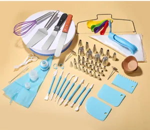 Tortendekoration Drehteller Set mit Spritztuelsen, Spateln und Schabern zum Backen.