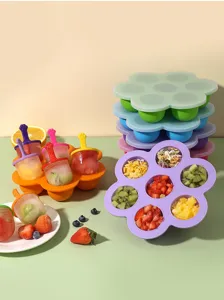 Dettaglio del contenitore per pappe in silicone a 7 fori con ripieno di frutta colorata.