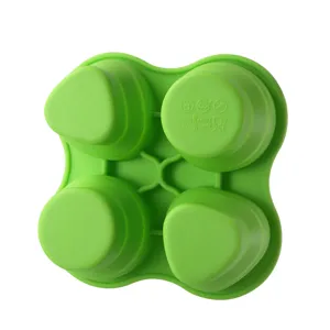 Groene siliconen mal met 4 holten voor babyvoeding, ijsblokjes en snacks. Veilig.