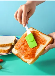 Kleiner Silikonspatel zum Verteilen von Marmelade und Butter auf Toast, Detailansicht.