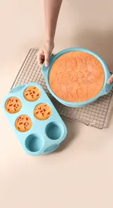Dettaglio set stampi da forno in silicone, tortiera rotonda e stampo per muffin antiaderente.