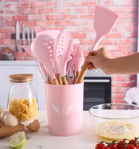 Ensemble d'ustensiles de cuisine en silicone rose avec manches en bois, résistants à la chaleur.