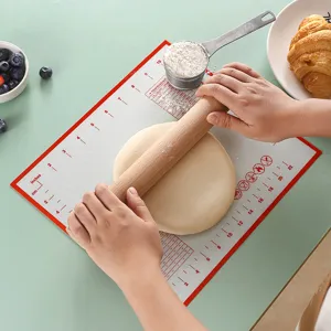 Alfombrilla de silicona para amasar con escalas de medida para repostería y cocina.