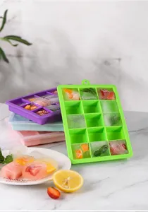 Vista detallada de la bandeja de cubitos de hielo de silicona con cubitos de fruta y limón.