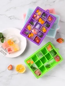 Vista detallada de la cubitera de silicona de 15 rejillas colorida con fruta DIY.