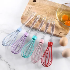 Buntes manuelles Schneebesen Set mit 5 Stuecken und klaren Griffen zum Backen in Kueche.