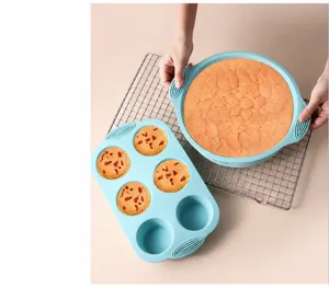 Set di stampi per torte in silicone con teglia tonda e stampo per muffin in cucina.