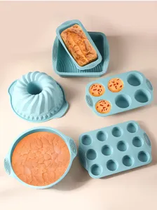 Vista dettagliata del set di stampi da forno in silicone blu con teglie varie.