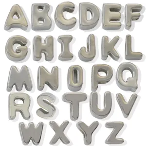 26 Pzs letras del alfabeto de metal plateado abalorios colgantes para pulseras DIY.