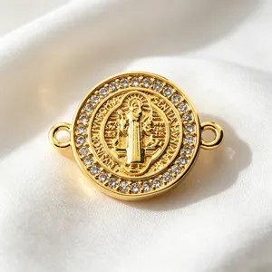Detailopname van gouden Sint-Benedictus medaille connector, strass rond DIY sieradenonderdeel.