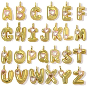 Ciondoli a lettere gonfie placcati in oro con cuori rosa per creazione di gioielli fai da te.
