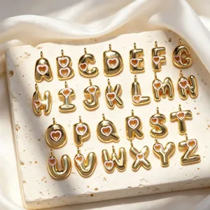 Ciondoli con lettere da A a Z placcati in oro con cuore rosa, perfetti per collane e portachiavi.
