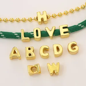 Abalorios colgantes de letras inglesas chapados en oro para pulseras y collares de bricolaje.