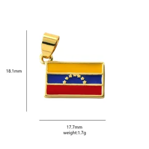 Primo piano dettagliato del ciondolo dorato con bandiera del Venezuela, misure e peso.