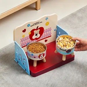 Support de gamelle surélevé pour animaux avec doubles bols et design dessin animé pour chats.