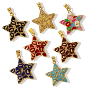 Gedetailleerd overzicht van kleurrijke stervormige hangers, koperen 18K vergulde DIY sieraden.