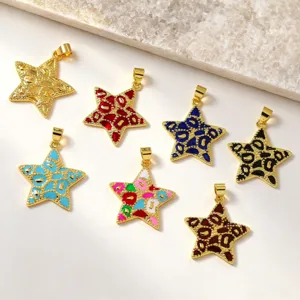 Detail van koperen 18k vergulde geëmailleerde sterhangers, ideaal voor DIY kettingen en armbanden.