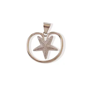 Dettaglio ciondolo stella marina, accessorio gioiello metallo stile oceano per collana.