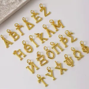 Détail pendentif lettre grecque dorée, petit charme en cuivre pour bijoux DIY.