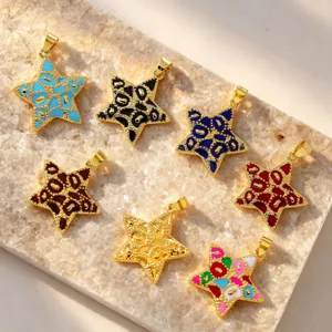 Detailopname van kleurrijke emaillen sterrenhangers, 18K vergulde koperen bedels voor sieraden.