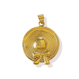 Goldener Sonnenhut Anhänger mit Schleife Detail, 18K Messing DIY Halskette Schmuck Nahaufnahme.