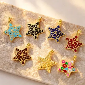 Detailopname van koperen 18K vergulde oliedruppel ster hanger DIY sieraden accessoire