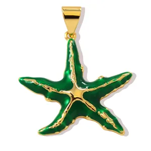 Ciondolo stella Marina in ottone dorato smalto verde dettaglio primo piano lavorazione.