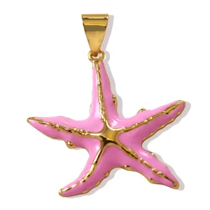 Dettaglio ciondolo stella marina in ottone dorato smalto rosa, accessorio gioiello elegante.