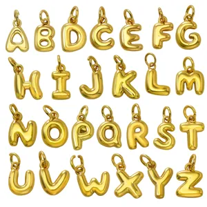 Detailansicht der goldenen puffy Alphabet Buchstaben Anhänger, perfekt für DIY Schmuck und Halsketten.
