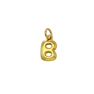 Vergoldeter Ballon-Buchstaben-Anhänger, glänzende Oberfläche, Schmuck-DIY-Zubehör Detail.
