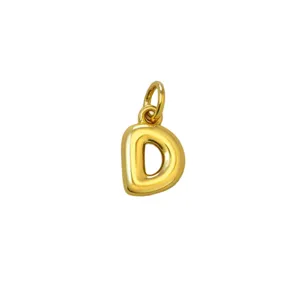 Goldbeschichteter puffy Buchstabe D Anhänger Detailansicht, niedlicher Alphabet-Charm.