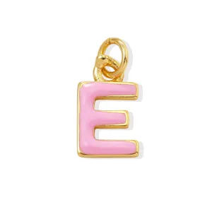 Ciondolo lettera E smaltato rosa con bordo dorato per gioielli DIY bracciali e collane.
