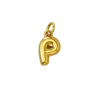 Goldener P-Buchstaben Anhänger Detail, stilvolles Schmuckzubehör für Kette oder Armband.