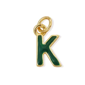 Ciondolo lettera K in smalto verde dorato charms per collane e bracciali gioielli fai da te.