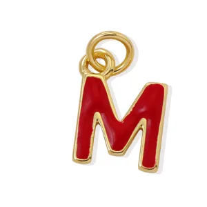 Ciondolo lettera M in smalto rosso placcato oro dettaglio accessorio collana gioielli DIY