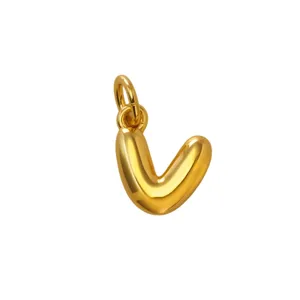 Vergoldeter Puffy-Buchstaben-Anhänger Nahaufnahme, glänzendes Metalldetail für Schmuck.
