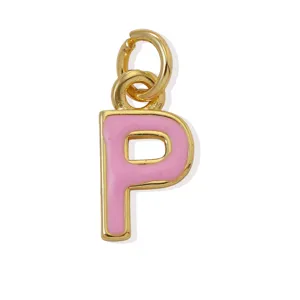 Primo piano dettagliato del ciondolo con lettera P placcata in oro e smalto rosa per gioielli.