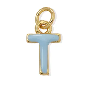 Ciondolo con lettera T in smalto azzurro placcato oro per creazione di gioielli fai da te.