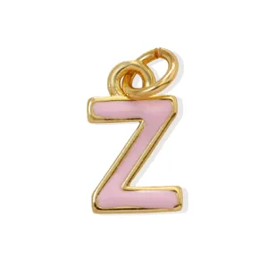 Primo piano ravvicinato di un ciondolo lettera Z in smalto rosa, accessorio DIY.
