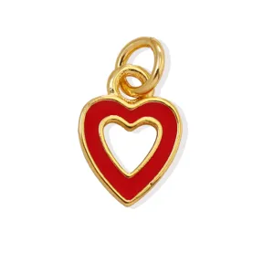 Vista dettagliata ciondolo cuore smalto rosso dorato, accessorio perfetto per gioielli DIY.