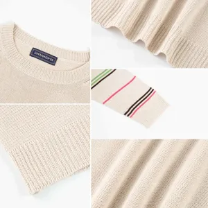 Detailweergaven van een beige gebreide herentrui met kleurrijke gestreepte manchetten