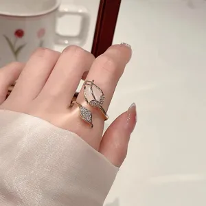 Elegante anello aperto a forma di tulipano in oro rosa con petali di opale bianco e cristalli