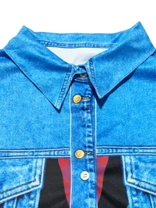 Gros plan détaillé d'un col de chemise imprimé denim avec boutons et poches mode