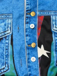 Détail macro du tissu imprimé denim tendance avec boutons blancs et motifs d'étoiles