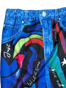 Gros plan sur une jupe imprimée denim élégante avec des motifs graffiti colorés et texte