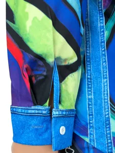 Gros plan détaillé d'une manche de chemise imprimée colorée avec poignet en denim.