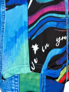 Gros plan sur une tenue pour femme aux imprimés abstraits et denim avec texte