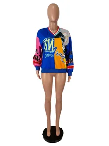 Buntes Patchwork-Sweatshirt mit Graffiti-Druck auf Schaufensterpuppe