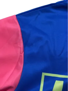 Nahaufnahme der Stoffstruktur und Nähte an einem farbblockierten rosa-blauen Sweatshirt