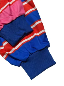 Nahaufnahme der blauen Rippbündchen an einem farbenfrohen gestreiften Sweatshirt.
